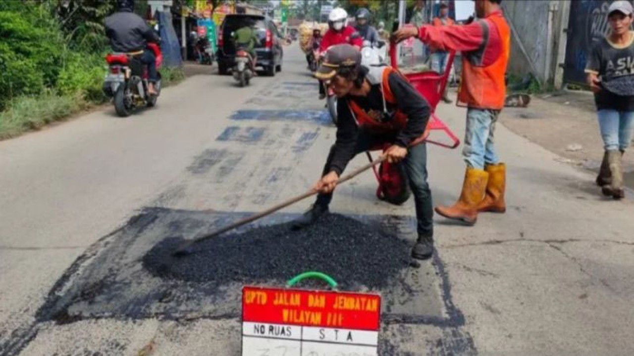 Ilustrasi-Pekerja saat melakukan perbaikan jalan di Tangerang (HO/Pemkab Tangerang)