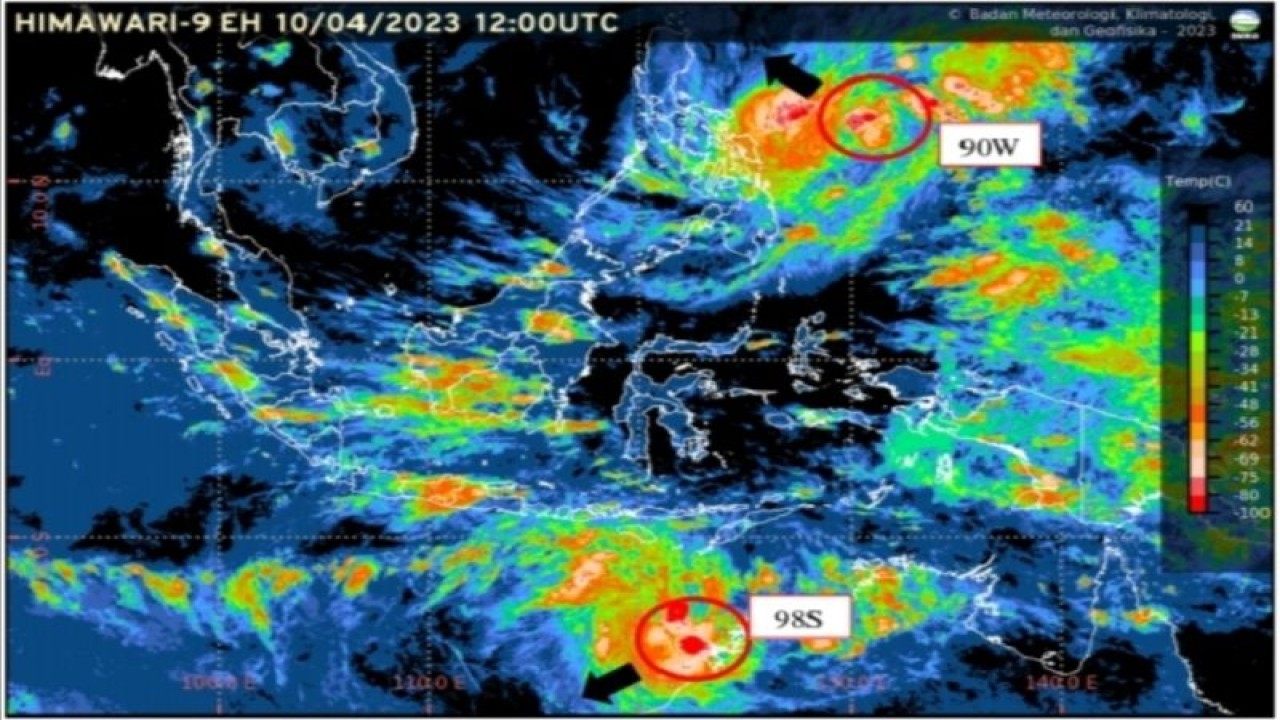 Tangkapan layar citra satelit bibit siklon tropis di wilayah Indonesia yang dirilis BMKG, Selasa (11/4/2023). (ANTARA/HO-BMKG)