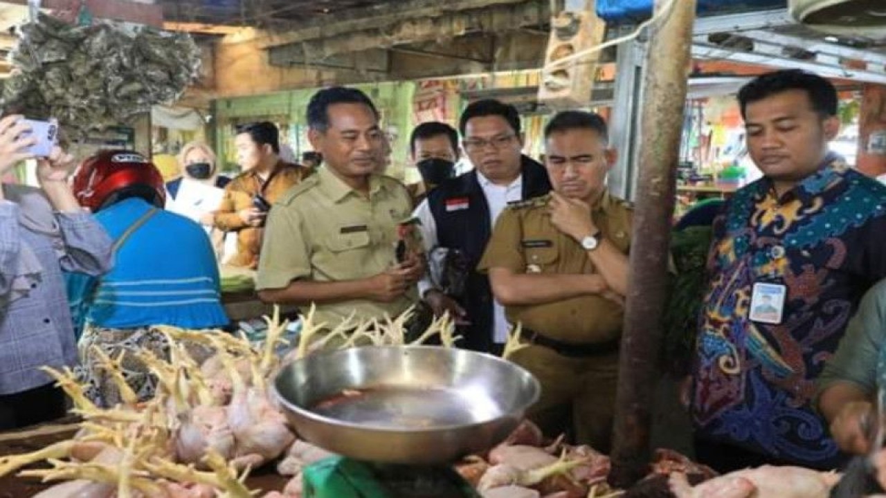 Wali Kota Tarakan Khairul saat inspeksi mendadak di pasar Gusher, Tarakan, Selasa bersama dengan Tim Pengendalian Inflasi Daerah Kota Tarakan. ANTARA/HO-Humas Pemkot Tarakan.