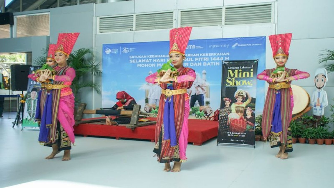 Tari Kembang Sembah asal Kabupaten Lombok Utara yang ditampilkan di Bandara Lombok pada arus balik Lebaran 2023 (ANTARA/Humas BPPD NTB)