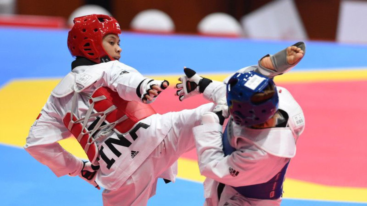 Atlet Taekwondo Indonesia Silvana Lamanda (kiri) melancarkan tendangan ke arah atlet Taekwondo Vietnam Thi Khiem Bac (kanan) pada final Taekwondo kategori Kyorugi kelas under 67 kg SEA Games 2021 Vietnam di Tay Ho Gymnasium, Hanoi, Vietnam, Senin (16/5/2022). Silvana Lamanda kalah dalam pertandingan tersebut dan berhak atas medali perak. ANTARA FOTO/Zabur Karuru/hp.