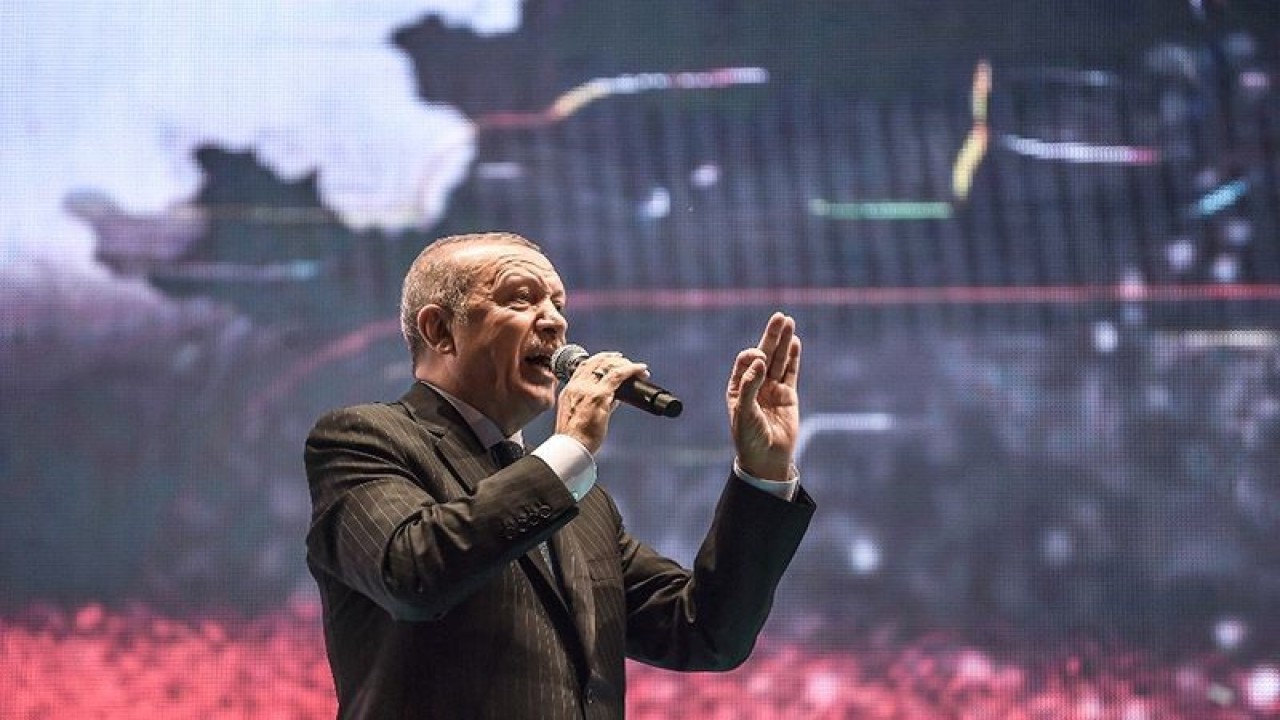 Arsip Foto - Presiden Turki Recep Tayyip Erdogan ketika berpidato dalam memperingati dua tahun kudeta gagal terhadap dirinya di Istanbul, Minggu (15/7/2018). ANTARA/AFP/Ozan Kose/am.