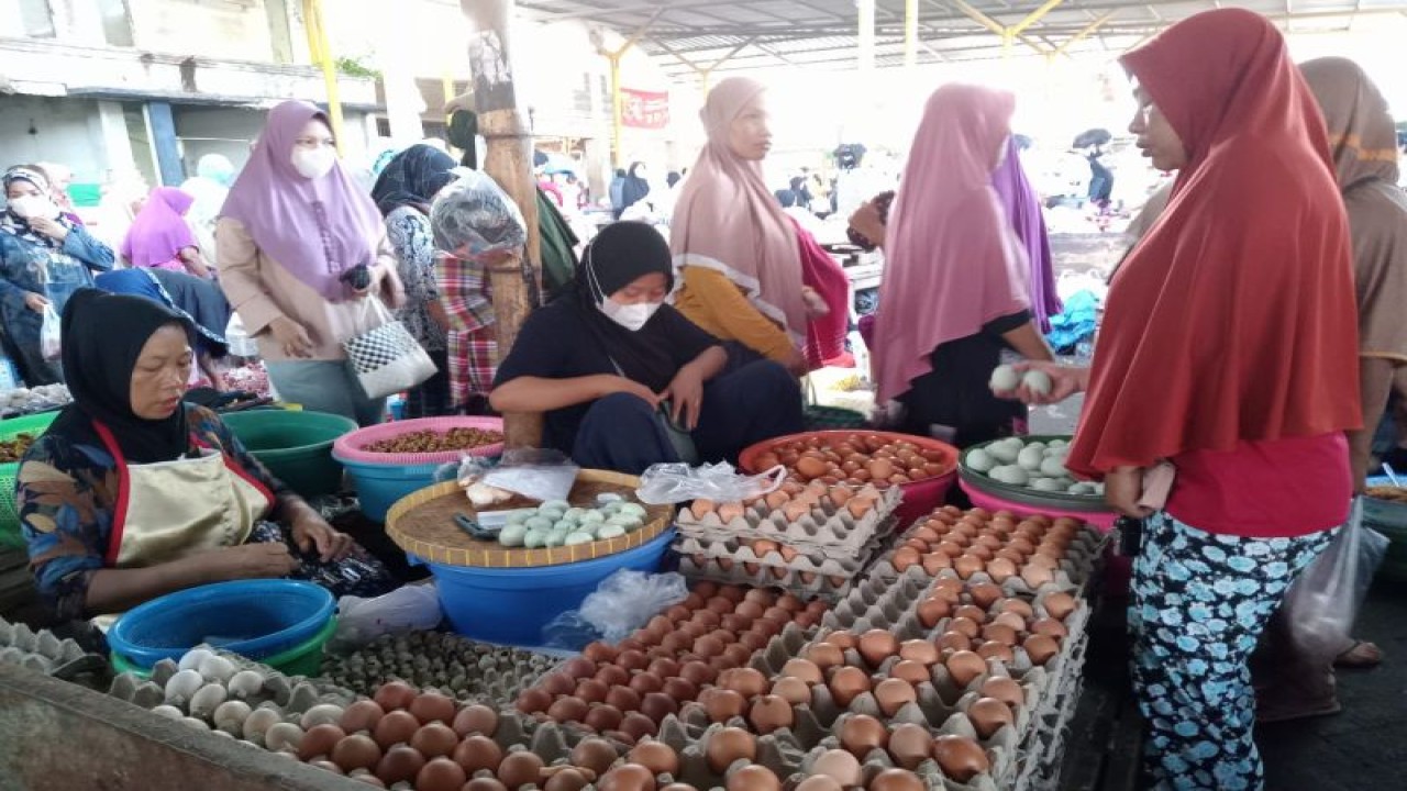 Aktivitas pedagang telur di Pasar Kebon Roek Kota Mataram, Provinsi Nusa Tenggara Barat. (ANTARA/Nirkomala)