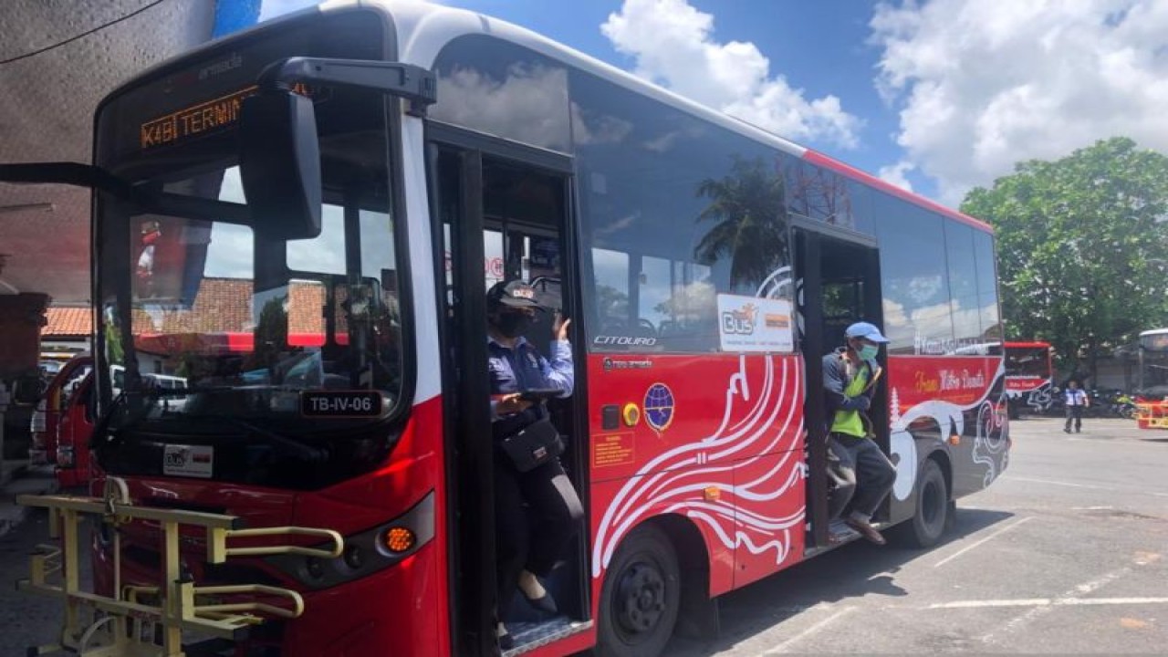 Suasana saat penumpang turun dari bus Trans Metro Dewata di Terminal Ubung, Denpasar. ANTARA/Ni Putu Putri Muliantari