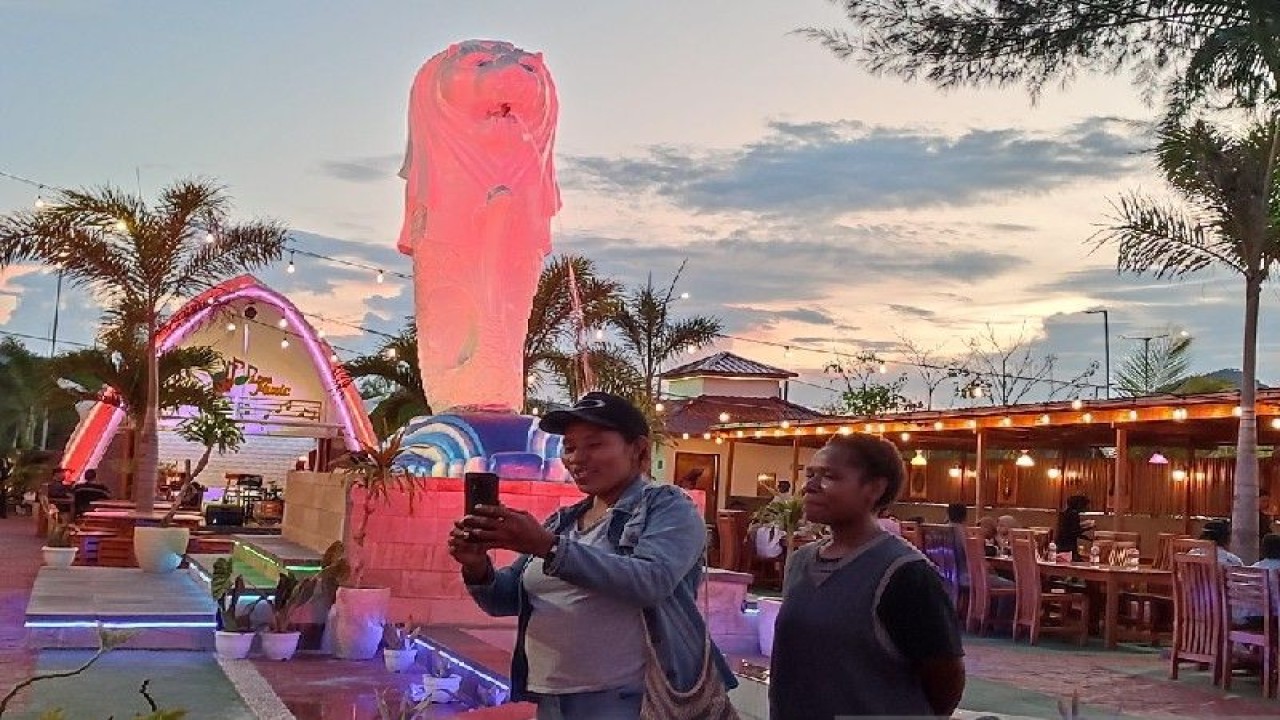 Suasana disalah satu cafe di kawasan Pantai Holtekam, Distrik Jayapura Selatan, Kota Jayapura. (ANTARA/Evarukdijati)