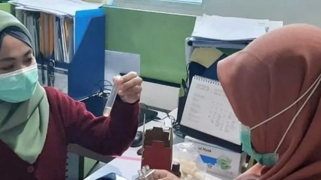 Tenaga kesehatan puskesmas Kembangan melakukan pemeriksaan sampel makanan takjil, Sabtu (1/3/2023). ANTARA/ HO-Puskesmas kecamatan Kembangan