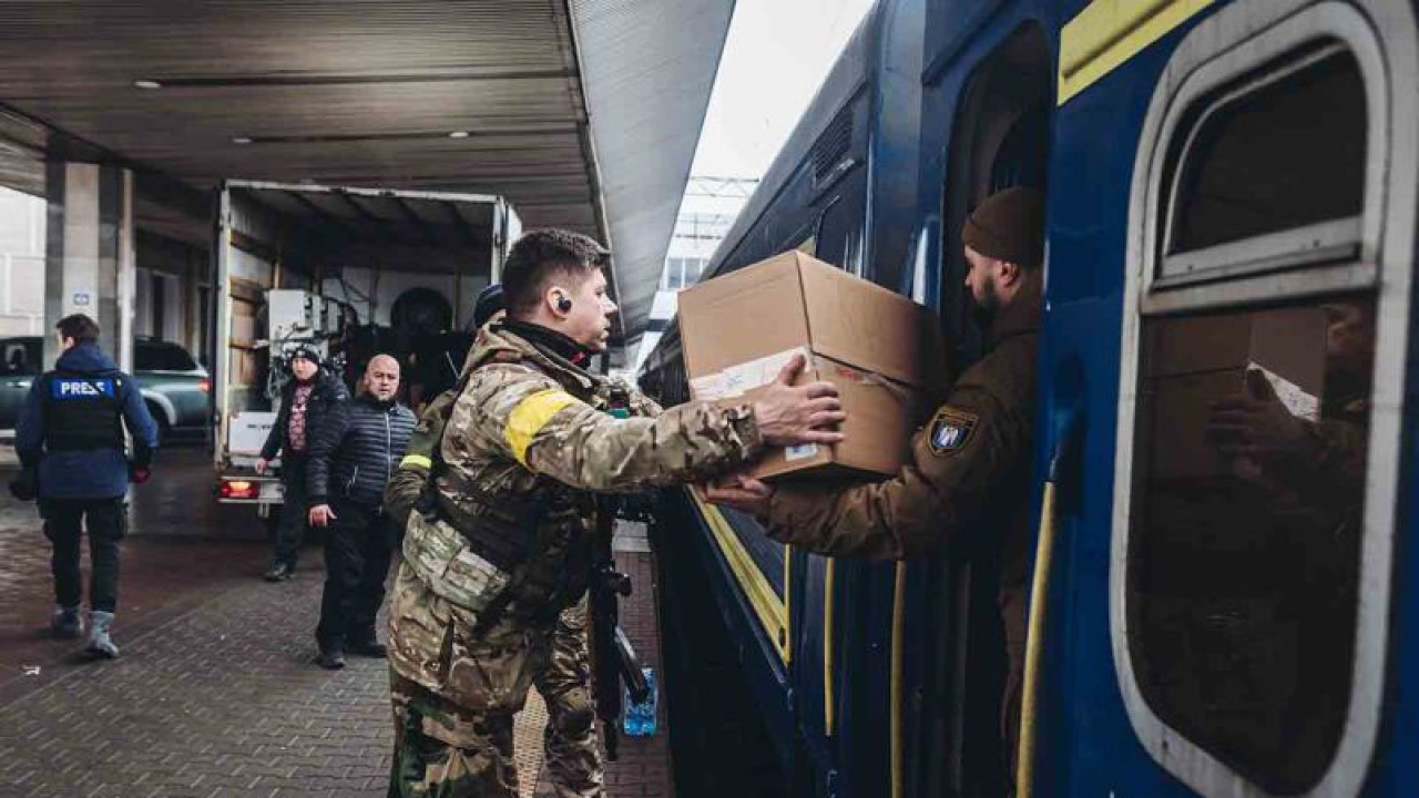 Para tentara memindahkan pasokan barang di sebuah stasiun kereta di Kiev, Ukraina, Kamis (3/3/2022). ANTARA FOTO/Xinhua/Diego Herrera/rwa.