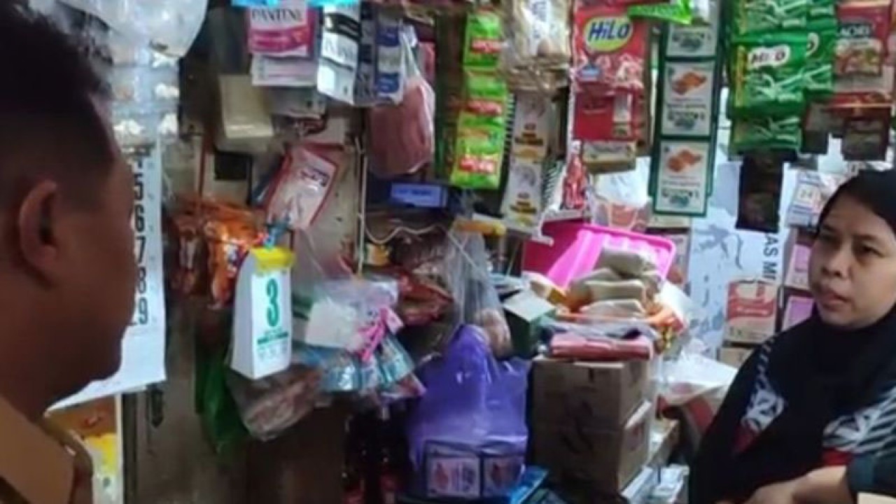 Pemantauan harga komoditas yang dilakukan Dinas Perdagangan Kota Semarang di pasar tradisional di Semarang, Senin (3/4/2023). (ANTARA/Zuhdiar Laeis)