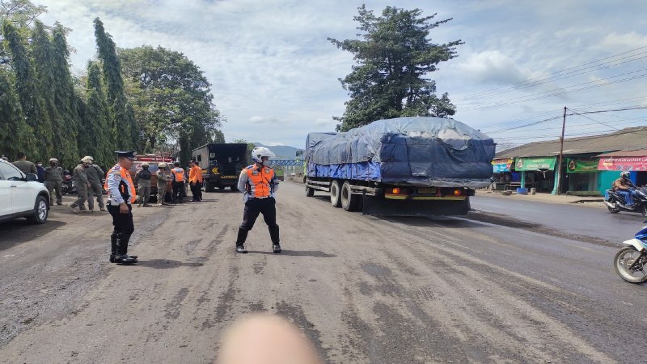 Dinas Pergubungan (Dishub) Bandarlampung melakukan penertiban truk yang parkir liar di sepanjang jalan Yos Sudarso. Bandarlampung, Kamis, (6/4/2023). (ANTARA/Dian Hadiyatna)