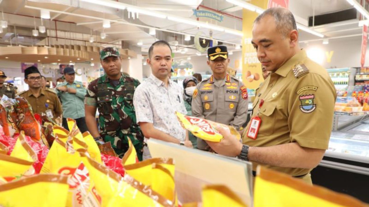 Bupati Tangerang Ahmed Zaki Iskandar saat melakukan sidak ke pasar tradisional untuk memastikan kesetabilan harga dan ketersediaan bahan pokok jelang Lebaran. (HO/Pemkab Tangerang)