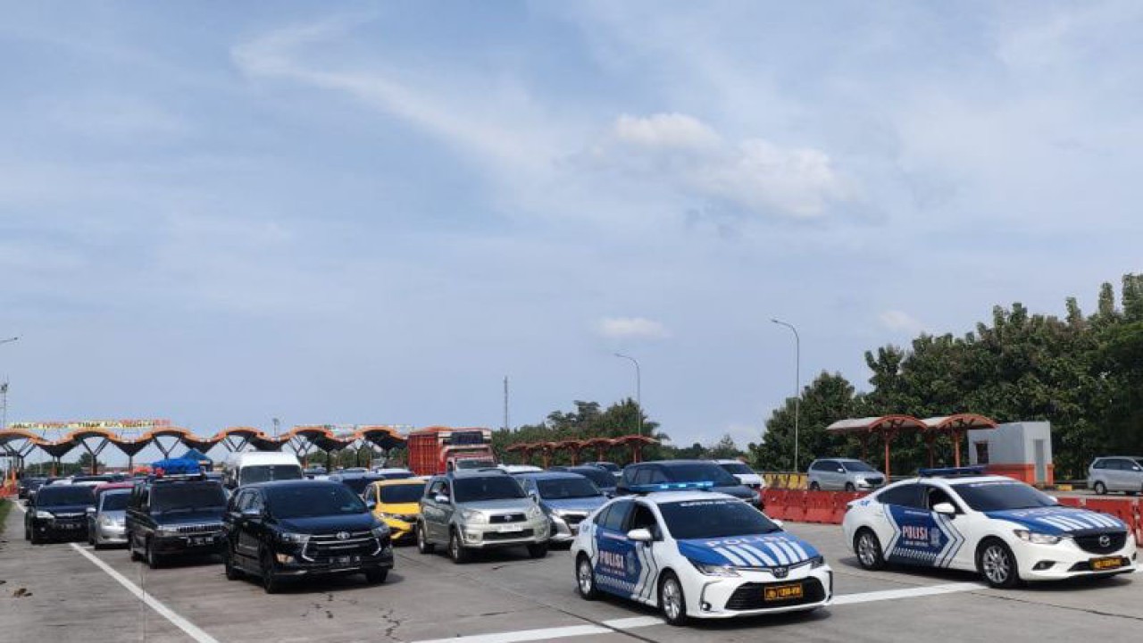 Petugas saat mengarahkan para pengemudi yang akan melakukan arus balik di jalan Tol Cipali di Cirebon, Jawa Barat, Sabtu (29/4/2023). ANTARA/Khaerul Izan.