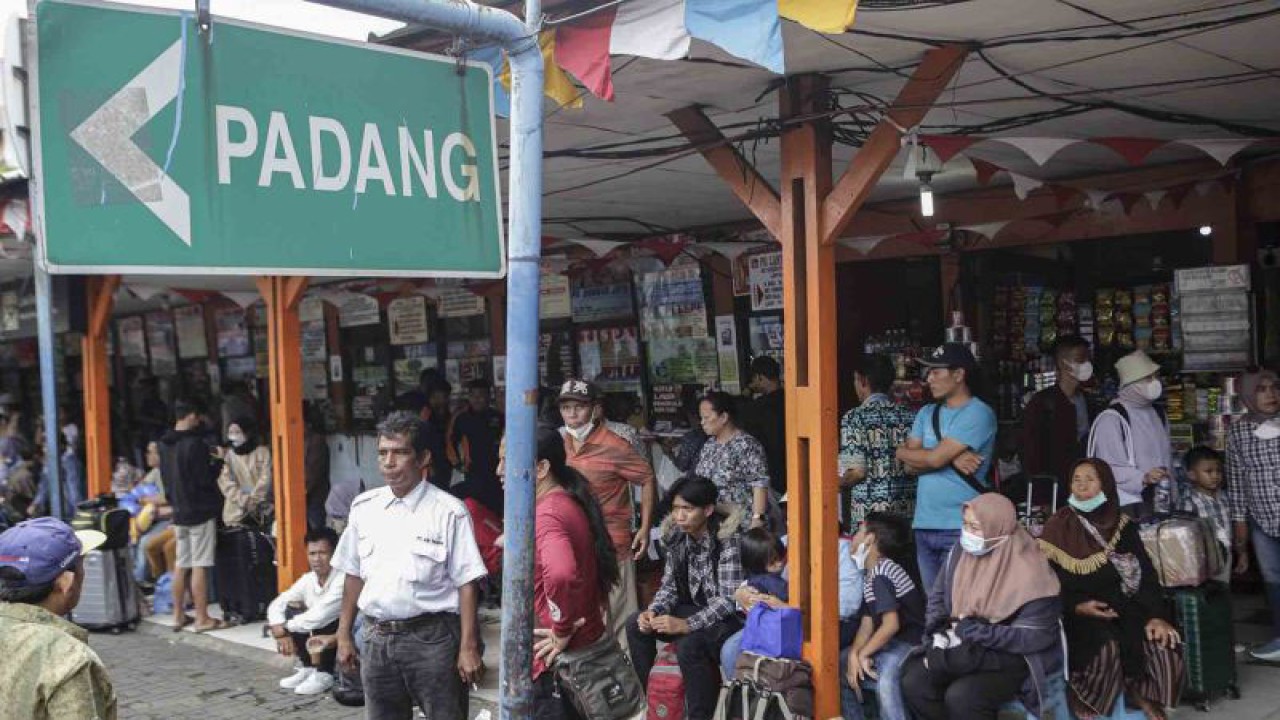Calon penumpang bus menunggu jadwal keberangkatannya di Terminal Kalideres, Jakarta, Jumat (23/12/2022).. ANTARA FOTO/Fauzan/wsj.