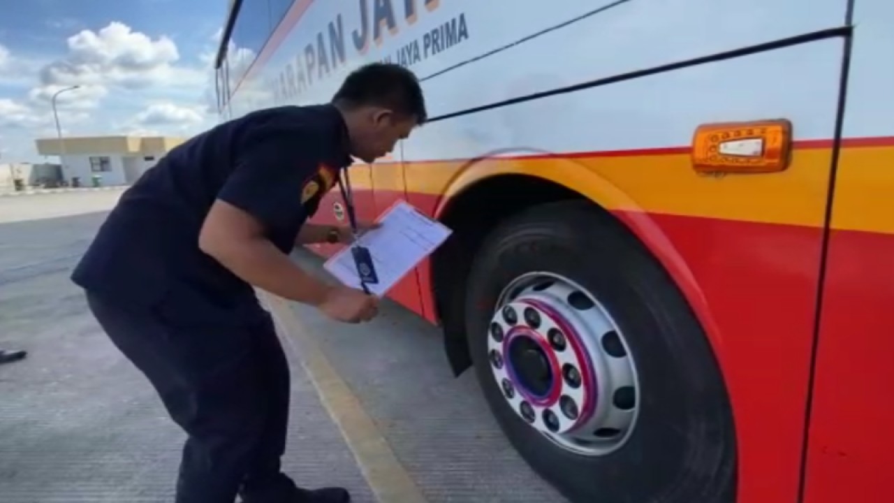 Petugas memeriksa kondisi kendaraan di Terminal Tipe A Patria Blitar di Blitar, Jawa Timur, Sabtu (8/4/2023). Petugas memastikan apakah kendaraan layak atu tidak beroperasional. ANTARA/ HO-terminal