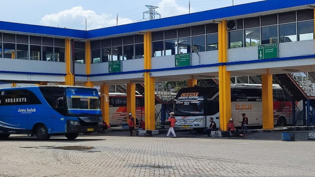 Situasi di Terminal Purabaya Surabaya menjelang Lebaran atau Hari Raya Idul Fitri 1444 Hijriah. (ANTARA/Willi Irawan)