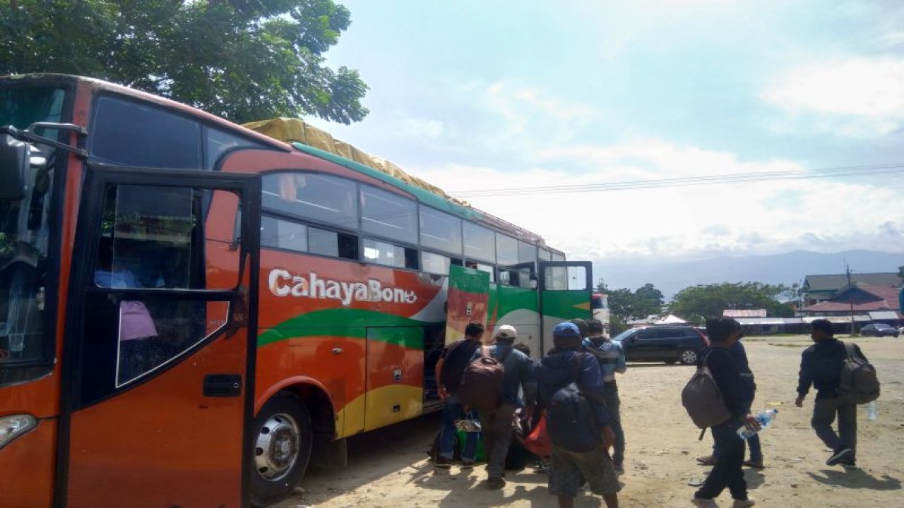 Sejumlah penumpang menunggu keberangkatan bus di Terminal Tipo, Kota Palu, Rabu (26/4/2023). (ANTARA/Nur Amalia Amir)