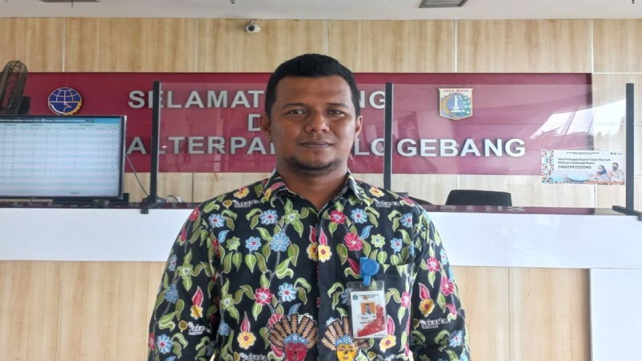 Koordinator Satuan Pelaksana Operasional Terminal Terpadu Pulo Gebang, Hendra Kurniawan saat ditemu di kawasan Terminal Terpadu Pulo Gebang. ANTARA/ (Sinta Ambarwati)