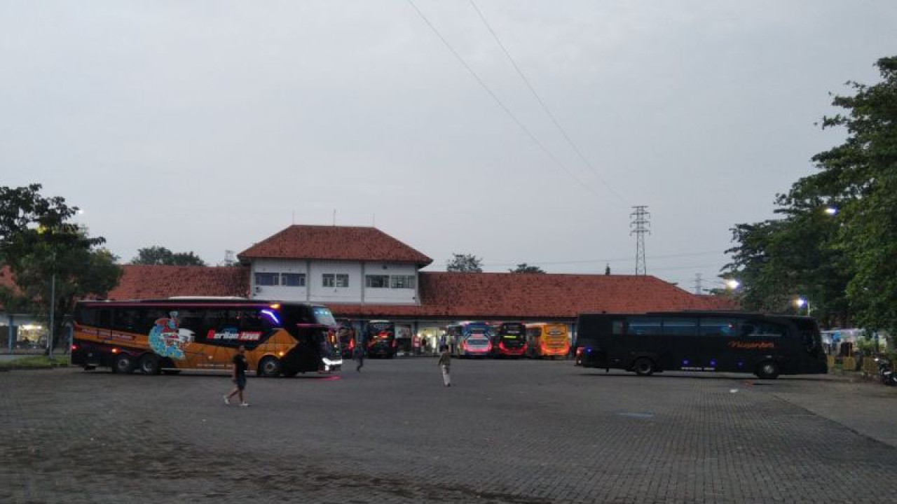 Suasana Terminal Induk Jati Kudus, Jawa Tengah, pada sore hari. (ANTARA/Akhmad Nazaruddin Lathif)