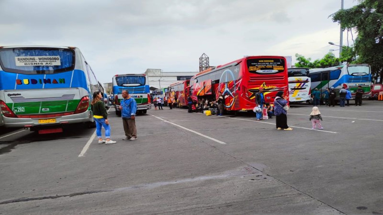 Situasi di Terminal Cicaheum dalam periode libur lebaran 2023. (ANTARA/Ricky Prayoga)