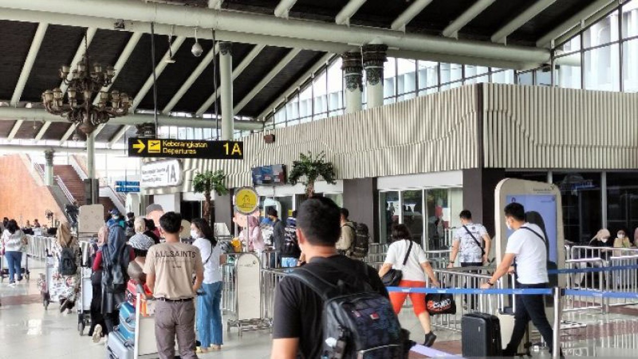 Suasana area keberangkatan Terminal 1A Bandara Soekarno-Hatta, Tangerang, Banten oleh pemudik yang menggunakan moda transportasi pada Kamis (20/4/2023). ANTARA/Aji Cakti