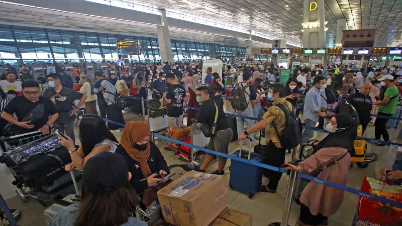 Sejumlah calon penumpang pesawat antre untuk lapor diri di Terminal 3 Bandara Sekarno Hatta, Tangerang, Banten, Rabu (19/4/2023). PT Angkasa Pura II selaku pengelola Bandara Soekarno Hatta memprediksi puncak arus mudik lewat bandara Soetta terjadi mulai H-3 atau Rabu (19/4/2023) dengan pergerakan pesawat yang terjadwal mencapai 1.138 penerbangan dengan total penumpang 164.575 hingga H-1 atau Jumat (21/4). ANTARA FOTO/Muhammad Iqbal/YU.