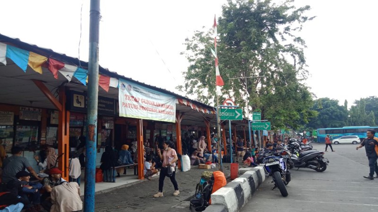 Situasi di Terminal Kalideres, Jakarta Barat, Sabtu (29/4/2023). (ANTARA/Redemptus Elyonai Risky Syukur)