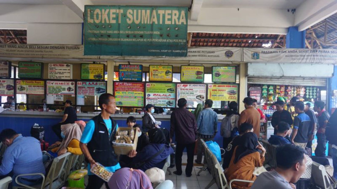 Para pemudik yang tengah memesan tiket di Terminal Kampung Rambutan, Jakarta Timur, Senin (17/4/2023). (ANTARA/Asep Firmansyah)