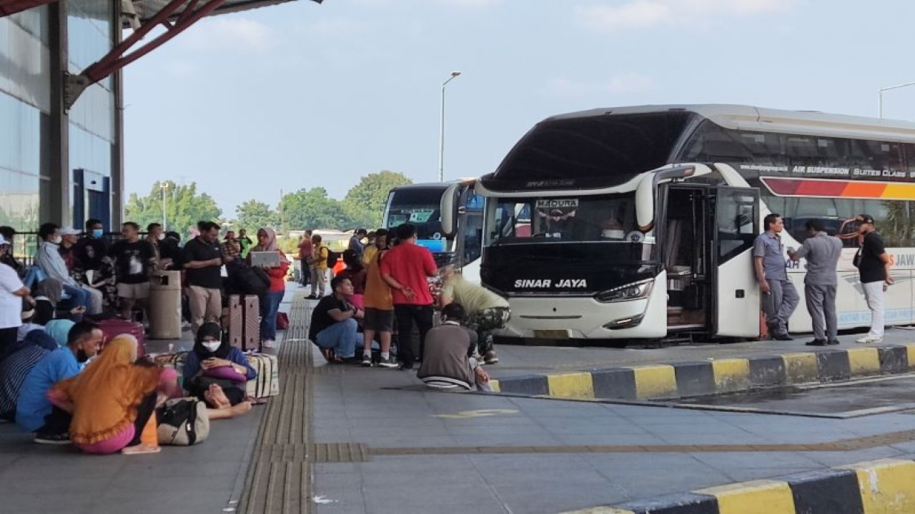 Para calon penumpang menunggu jam keberangkatan bus di Terminal Terpadu Pulo Gebang, Jakarta Timur, Rabu (19/4/2023). (ANTARA/ Anita Permata Dewi)