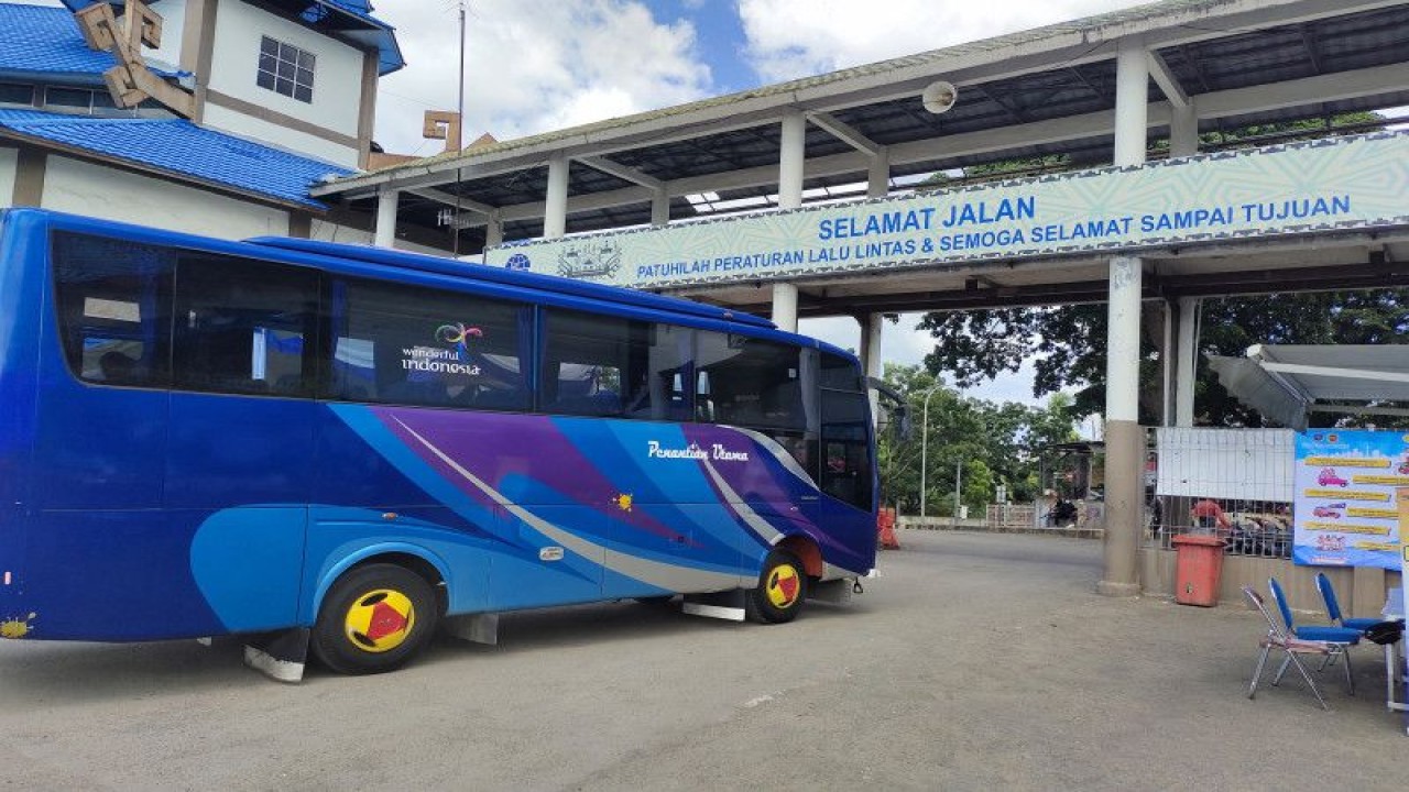 Kendaraan bus angkuatan kota dalam provinsi (AKDP) sedang keluar dari Terminal Rajabasa Bandarlamphng, Sabtu, (15/4/2023). (ANTARA/Dian Hadiyatna)