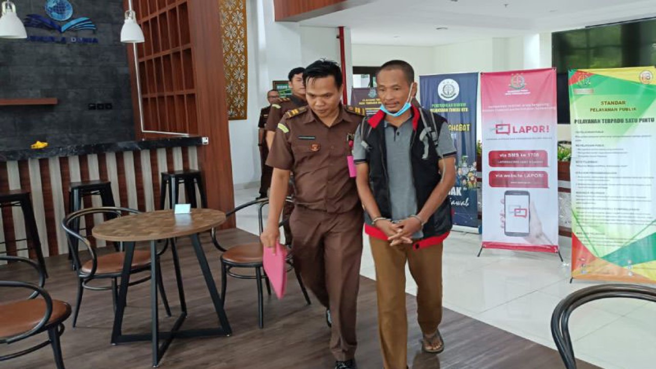 Arsip foto-Petugas kejaksaan mengawal tersangka PT untuk menjalani penahanan usai pemeriksaan perdana sebagai tersangka di Gedung Kejati NTB, Mataram, Selasa (4/4/2023). ANTARA/Dhimas B.P.