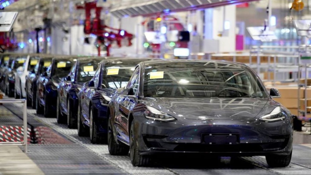 Kendaraan listrik Tesla Model 3 buatan China terlihat selama acara pengiriman di pabriknya di Shanghai, China, pada 7 Januari 2020.(Aly Song/Reuters)