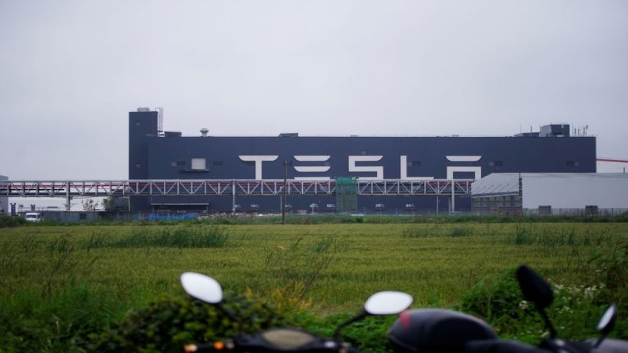 Tulisan Tesla terlihat di pabriknya di Shanghai, China, 13 Mei 2021. (Aly Song/Reuters)