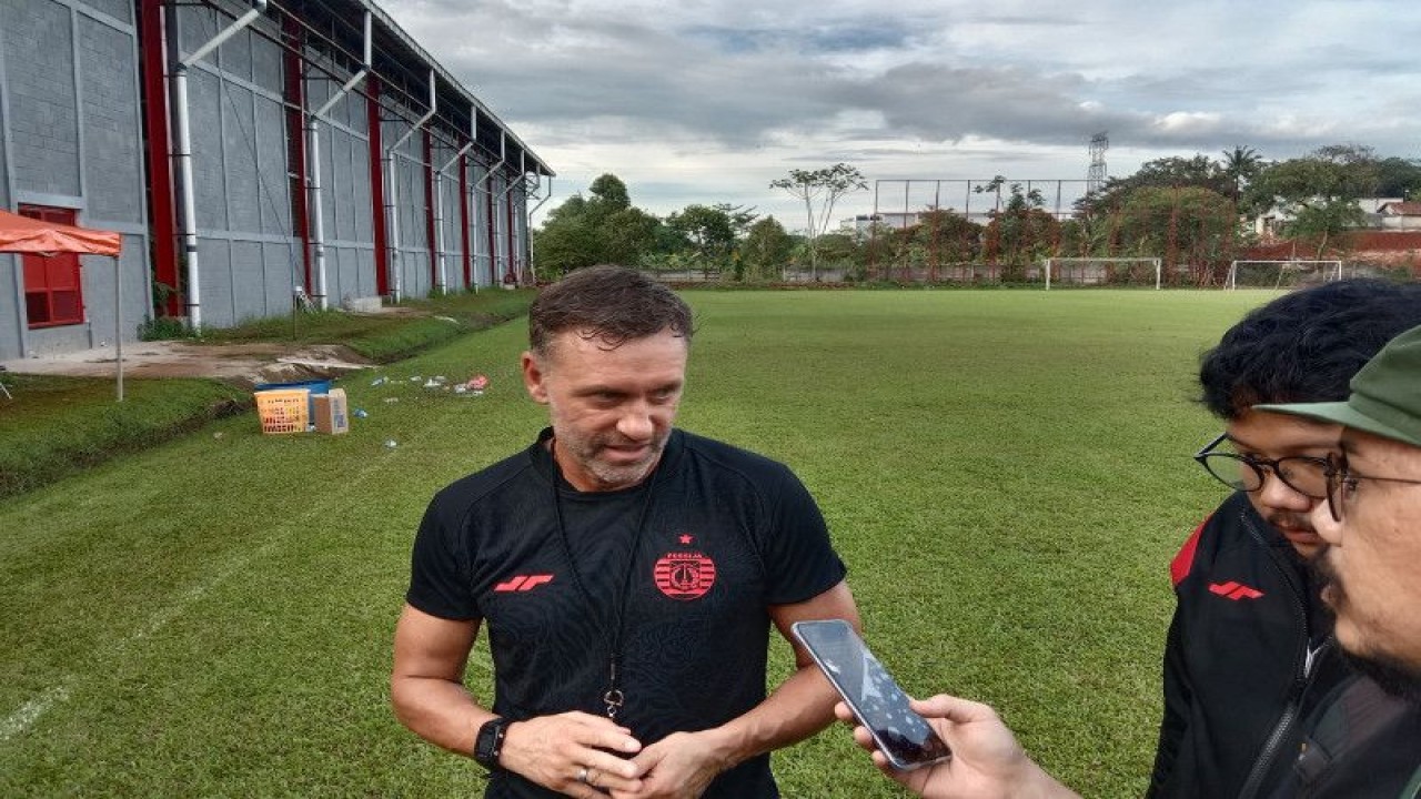 Pelatih Persija Jakarta Thomas Doll menjawab pertanyaan para pewarta setelah memimpin sesi latihan tim di Nirwana Park Sawangan, Depok, Senin (20/2/2023). (ANTARA/RAUF ADIPATI)