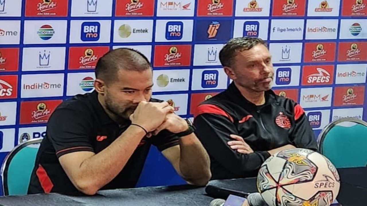 Pelatih Persija Thomas Doll didampingi Kapten Andretany saat konferensi pers usai pertandingan melawan Persebaya dalam laga lanjutan Liga 1 Indonesia di Stadion Gelora Joko Samudro, Gresik, Rabu (5/4/2023) malam. (ANTARA/Fiqih Arfani)