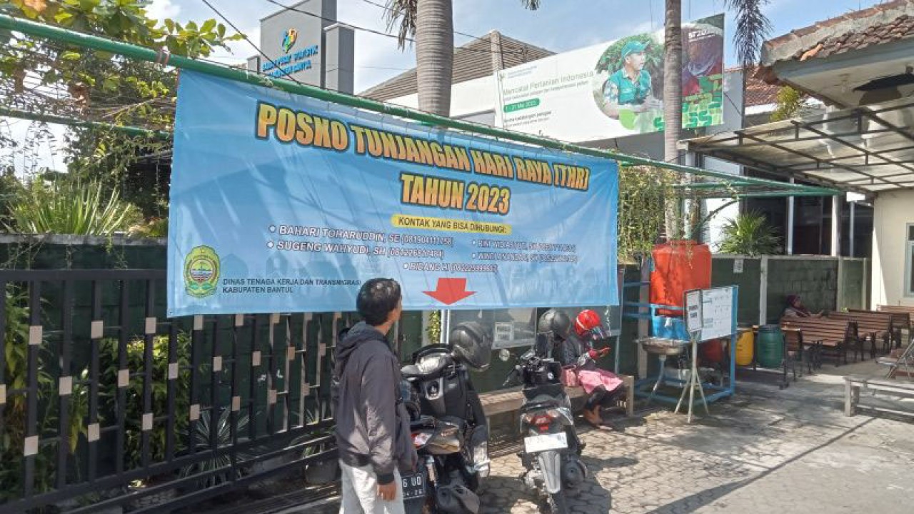 Posko Pengaduan Tunjangan Hari Raya (THR) di Kantor Dinas Tenaga Kerja dan Transmigrasi Kabupaten Bantul, Daerah Istimewa Yogyakarta. (ANTARA/Hery Sidik)