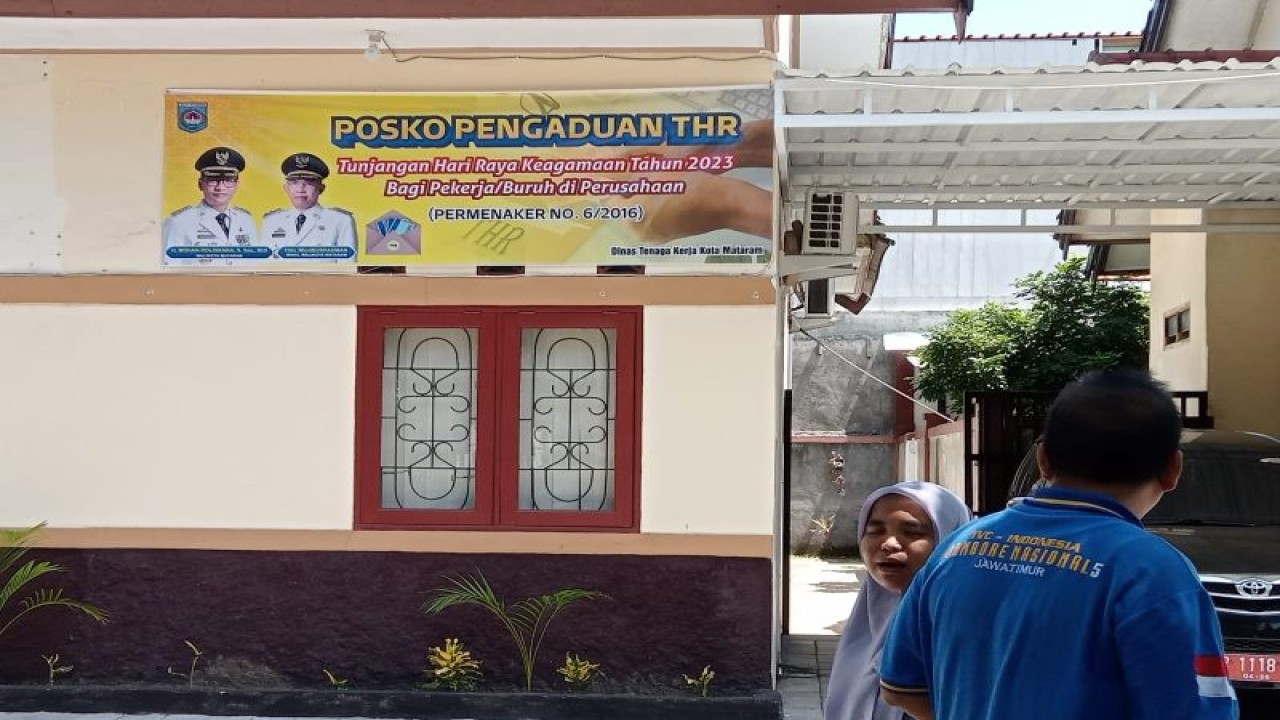 Posko pengaduan THR (tunjangan hari raya) di Kantor Dinas Tenaga Kerja Kota Mataram, Provinsi Nusa Tenggara Barat. (Foto: ANTARA/Nirkomala)