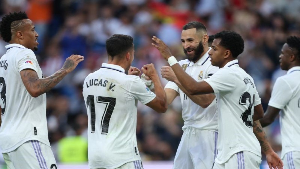 Penyerang Real Madrid Karim Benzema (tengah) melakukan selebrasi dengan rekan setimnya setelah mencetak gol ketiga dalam pertandingan Liga Spanyol lawan Almeria di Santiago Bernabeu pada 29 April 2023. ANTARA/AFP/THOMAS COEX