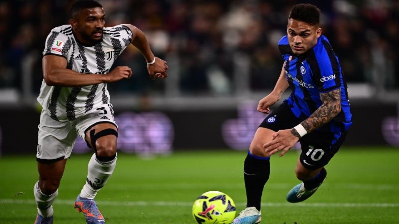 Bek Juventus Bremer (kiri) mencoba untuk merebut bola dari penyerang Inter Milan Lautaro Martinez dalam pertandingan leg pertama semifinal Piala Italia pada 5 April 2023. ANTARA/AFP/MARCO BERTORELLO