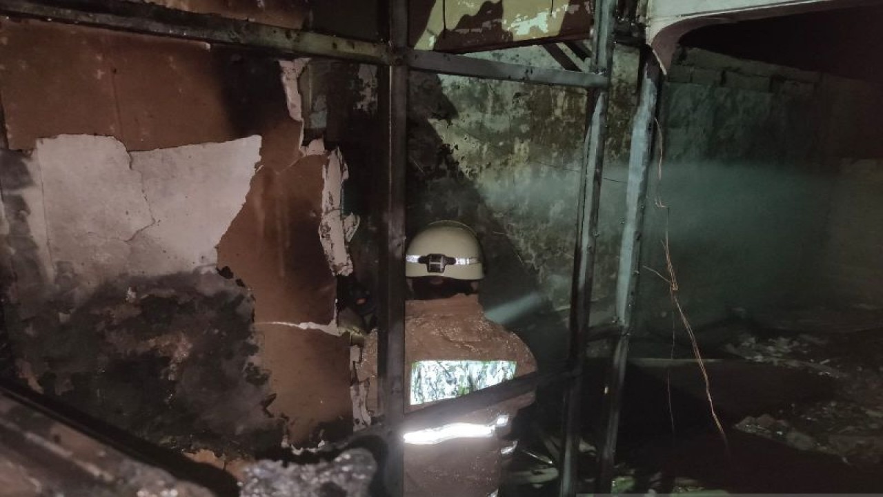 Petugas Suku Dinas Penanggulangan Kebakaran dan Penyelamatan (Gulkarmat) Jakarta Timur tengah memadamkan api yang menghanguskan tiga unit kontrakan di Gang Langgar RT 08/RW 03, Kelurahan Halim Perdanakusuma, Kecamatan Makasar, Jakarta Timur, Selasa dini hari (4/4/2023). ANTARA/HO-Sudin Gulkarmat Jakarta Timur