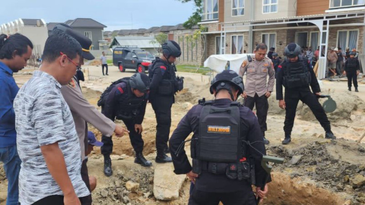 Tim kepolisian saat mengamankan lokasi penemuan bom di Lepo-lepo. (Antara/La Ode Muh Deden Saputra)
