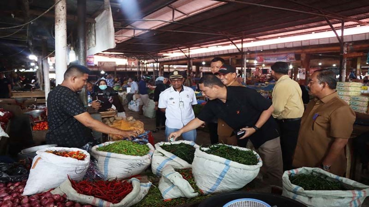 Tim Ditreskrimsus Polda Aceh bersama instansi terkait melakukan sidak ke pasar tradisional di Kabupaten Aceh Besar, Selasa (11/4/2023). ANTARA/HO/Bidhumas Polda Aceh
