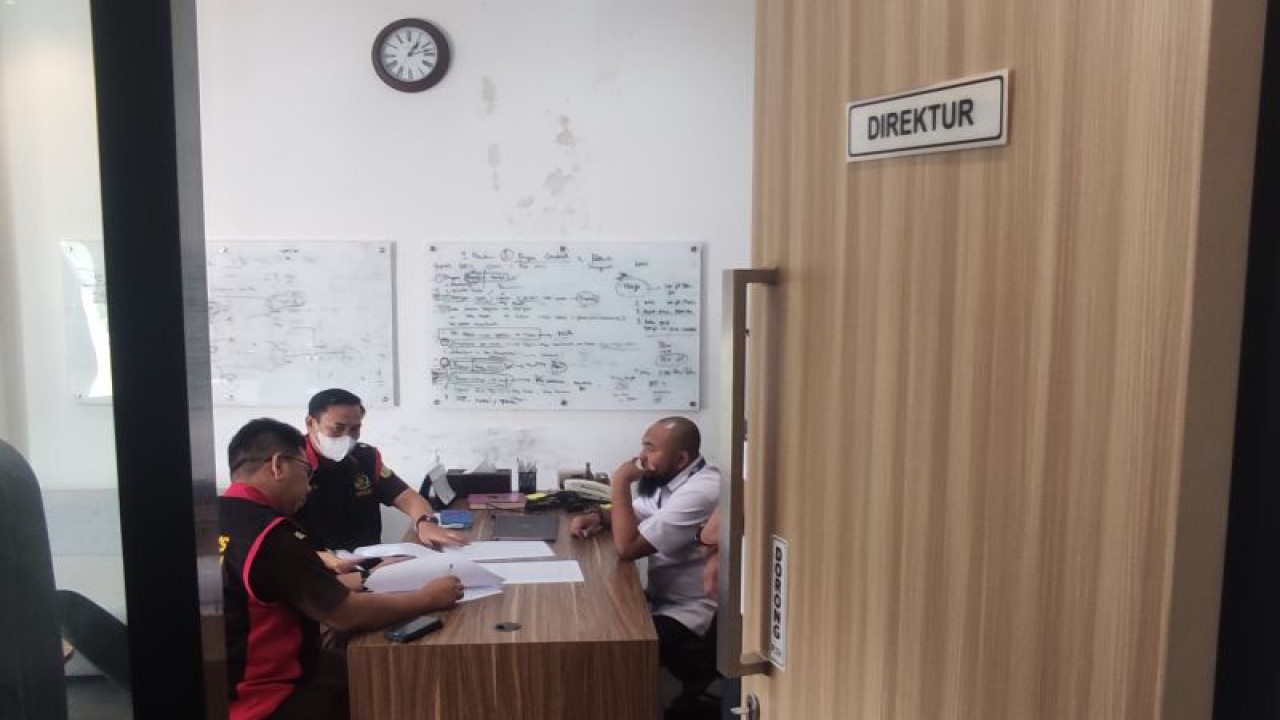 Tim Jaksa Penyidik Kejaksaan Tinggi Sumatera Selatan menggeledah kantor anak perusahaan PT. Semen Baturaja, yakni PT Baturaja Multi Utama di Komplek Ogan Permata Indah, Palembang, Sumatera Selatan terkait dugaan tindak pidana korupsi distribusi semen tahun anggaran  2017- 2021, Rabu (12/4/2023) ANTARA/M Riezko Bima Elko P.