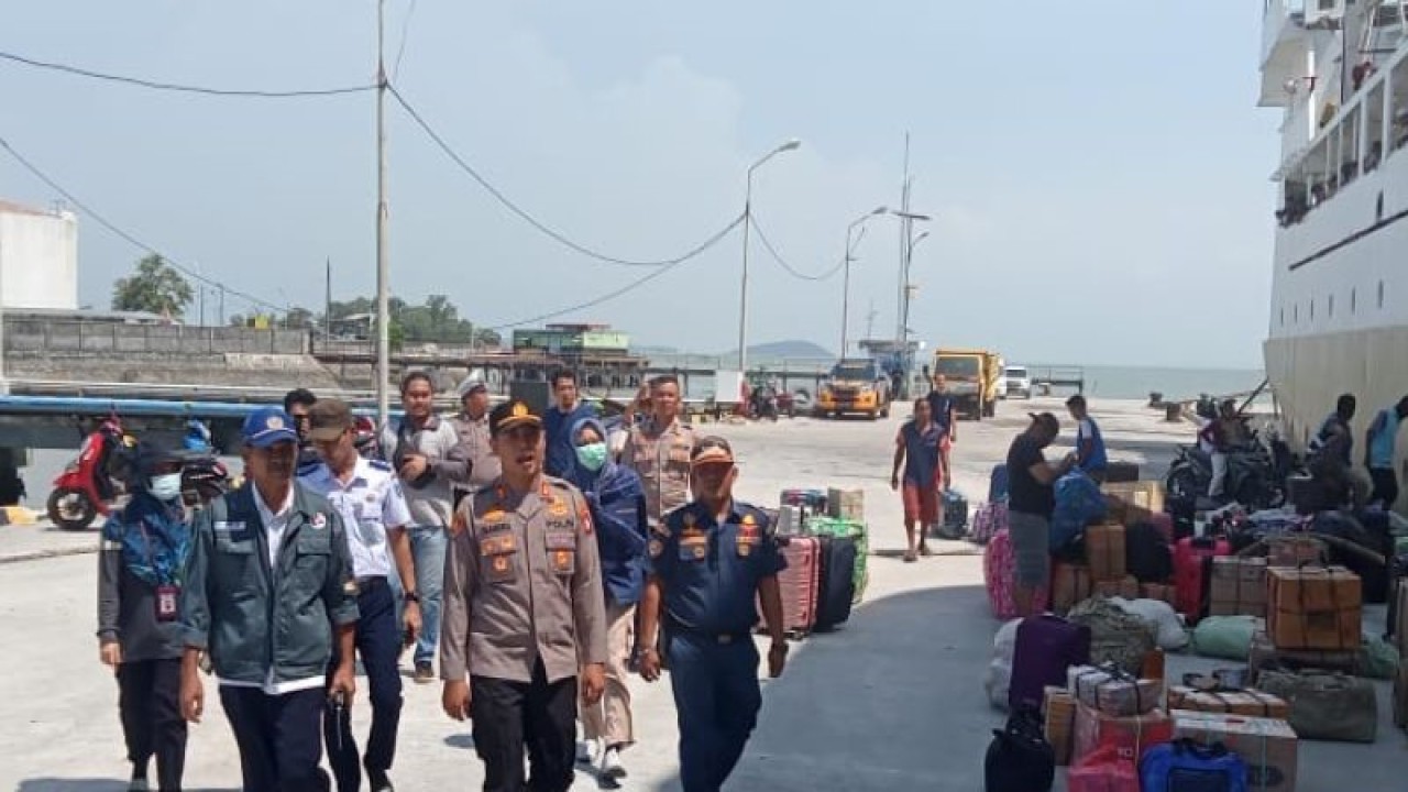 Tim melakukan pengawasan arus mudik di Pelabuhan Tanjung Gudang Belinyu (ANTARA/Kasmono)