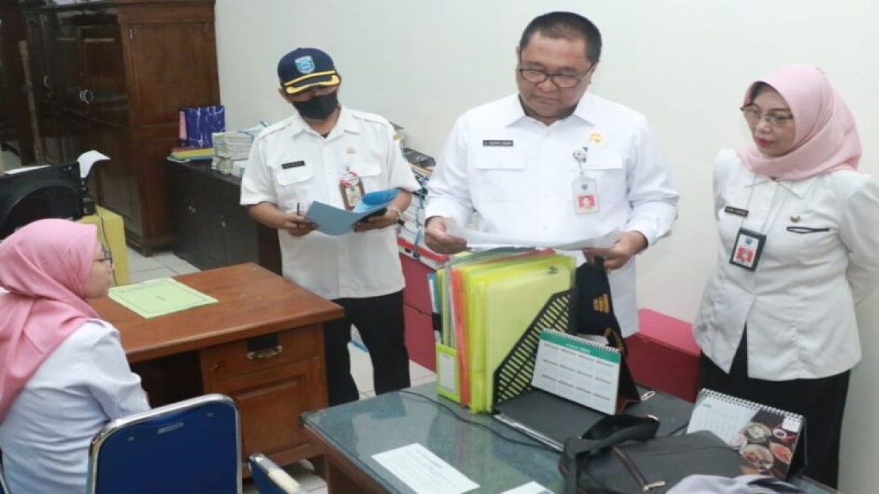 Tim monev melakukan inspeksi mendadak di salah satu OPD di Pemkab Probolinggo, Rabu (26/4/2023). (ANTARA/HO-Diskominfo Probolinggo)