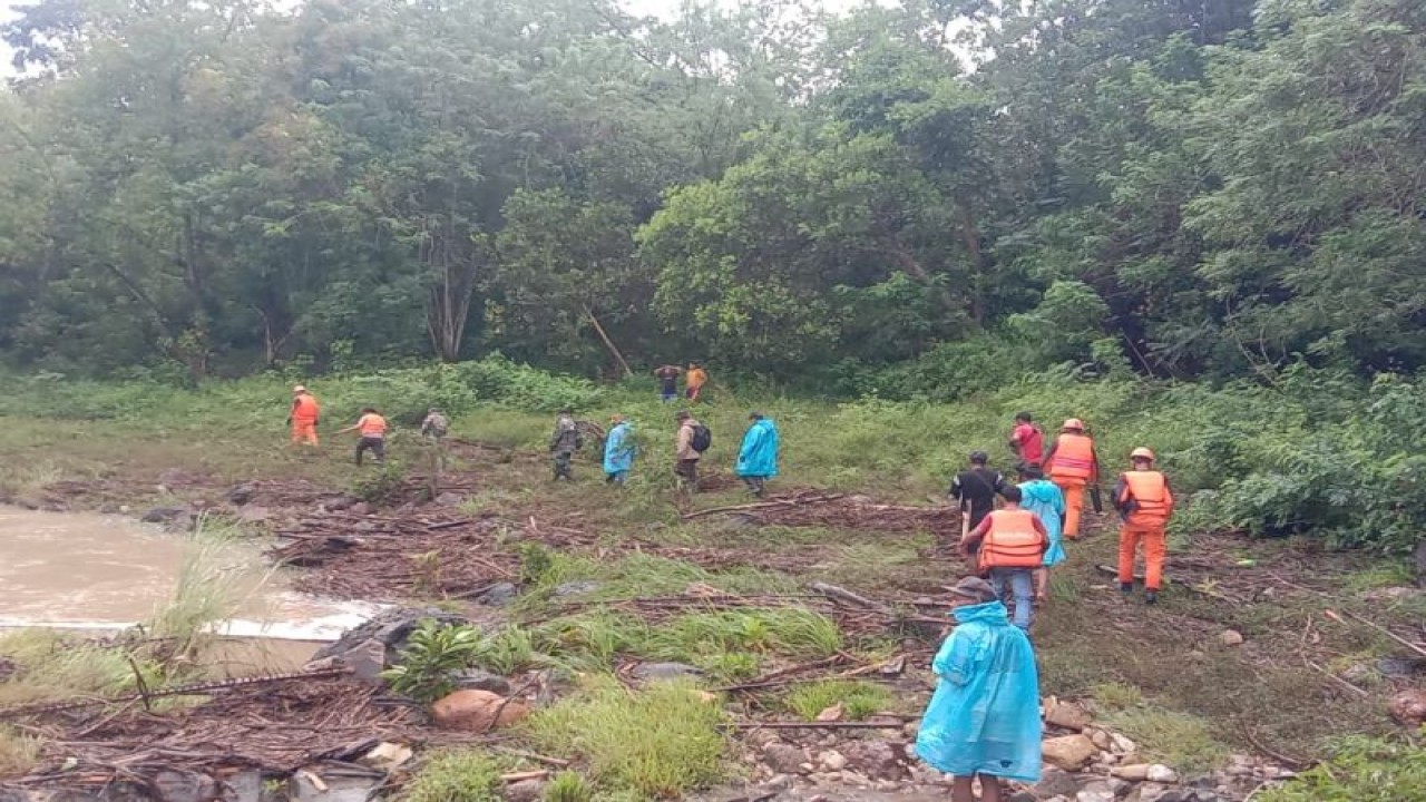 Tim SAR Gabungan lakukan pencarian terhadap Yustina Miman (53) yang terseret arus banjir sungai Wae Jare, Mbeliling, Manggarai Barat, NTT, Jumat (28/4/2023). (ANTARA/HO-Humas Basarnas Maumere)