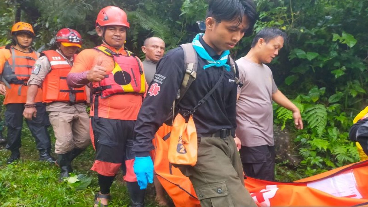 Tim SAR gabungan saat mengevakuasi jasad Raj pelajar kepas VIII SMP warga Kampung Cijulang, Desa Berkah, Kecamatan Bojonggenteng, Kabupaten Sukabumi yang meninggal dunia akibat tenggelam di Sungai Cibeureum tepatnya Curug Sentral diKampung Jayanegara, Desa/Kecamatan Kabandungan, Kabupaten Sukabumi, Jabar. Antara/Aditya Rohman