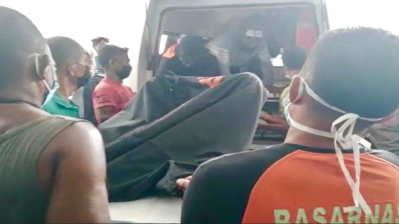 Tim SAR di Kabupaten Ende Provinsi Nusa Tenggara Timur bersama warga Rabu (12/4) mengevakuasi jenasah Sadikin (12) remaja dari Desa Numba yang meninggal akibat terseret gelombang saat memancing ikan di Pantai Batu Cincin, (ANTARA/HO-Basarnas Maumere)