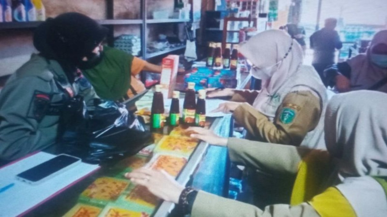 Tim Terpadu POM Luwu Timur melakukan inspeksi mendadak di pasar untuk mengawasi peredaran produk berbahaya selama Bulan Suci Ramadhan 1444H/2023 M.ANTARA/HO-Pemkab Lutim