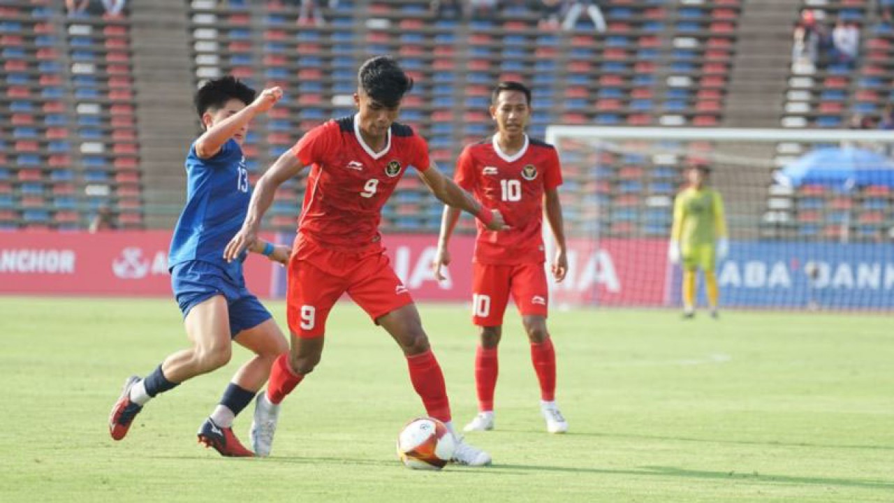 Penyerang timnas Indonesia U-22 Ramadhan Sananta mencoba menguasai bola pada pertandingan Grup A SEA Games 2023 Kamboja, yang dimainkan di Stadion Nasional, Phnom Penh, Kamboja, Sabtu (29/4/2023) (ANTARA/HO/PSSI).