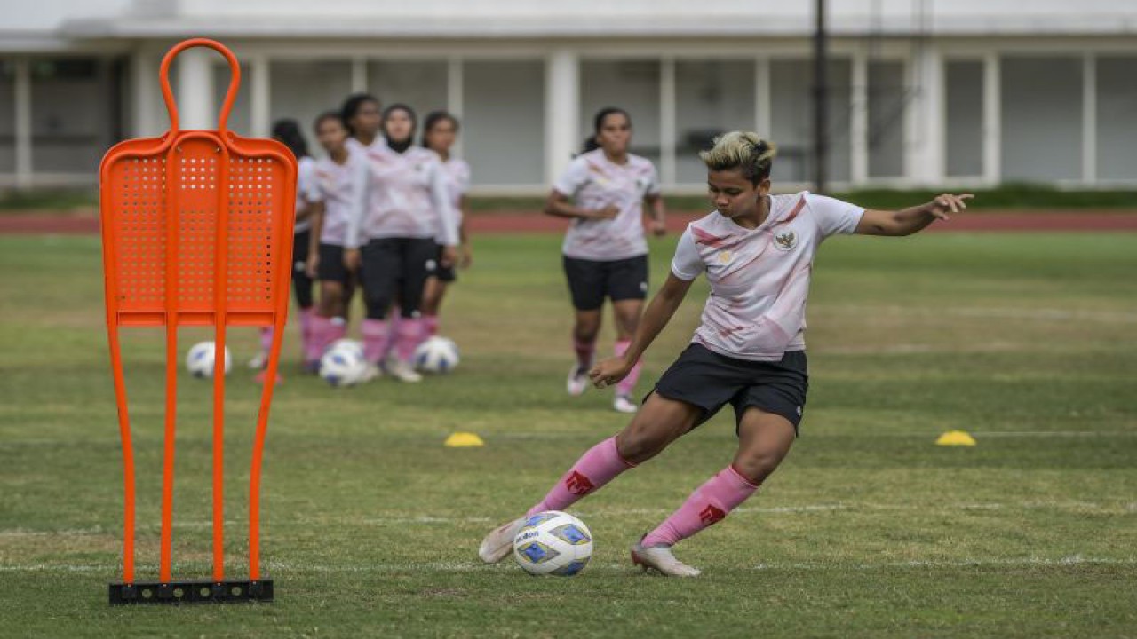Arsip - Pesepak bola Timnas Putri Indonesia Carla Bio Pattinasarany berlatih pada pemusatan latihan di Stadion Madya, kompleks Stadion Utama Gelora Bung Karno (SUGBK), Senayan, Jakarta, Jumat (7/1/2022). Pemusatan latihan tersebut sebagai persiapan untuk Piala Asia Wanita 2022 yang akan diadakan di Mumbai dan Pune, India pada 20 Januari sampai 6 Februari 2022. ANTARA FOTO/Galih Pradipta/wsj.