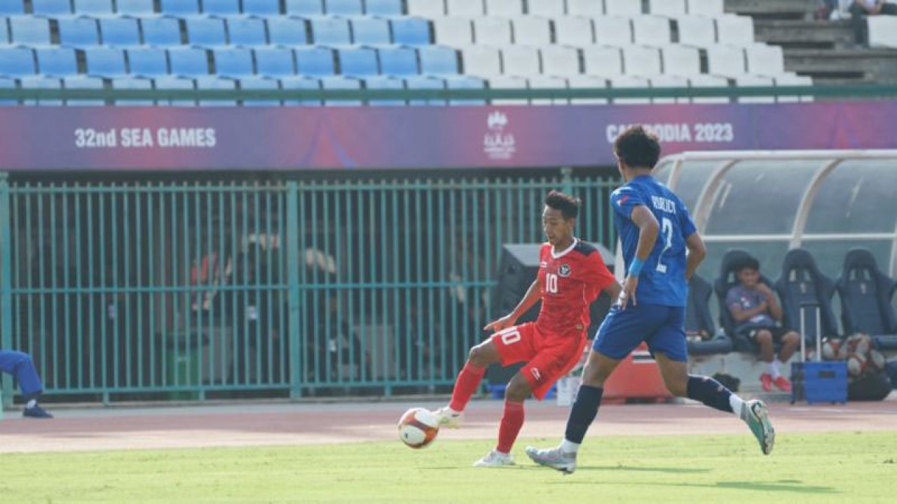 Gelandang timnas Indonesia U-22 Beckham Putra mengontrol bola pada pertandingan Grup A SEA Game's 2023 melawan Filipina, yang dimainkan di Stadion Nasional, Phnom Penh, Kamboja, Sabtu (29/4/2023). (ANTARA/HO/PSSI)